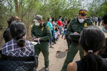 米南部国境の不法入国、3月は15年ぶり高水準