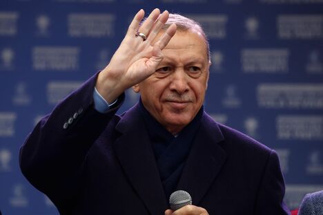 トルコ大統領選、エルドアン氏と野党候補が共に優勢を主張