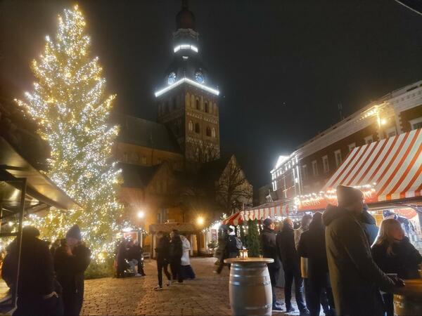 リガ大聖堂。筆者が訪れたのは12月だったこともあり、広場はクリスマスモード（提供＝筆者）