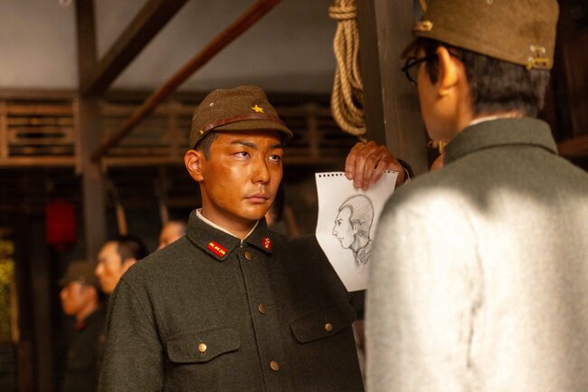 「なんとしてでも生きて帰りたい」嵩の決意に、八木(妻夫木聡)が答えた“戦地の知恵”とは【あんぱん第55回レビュー】