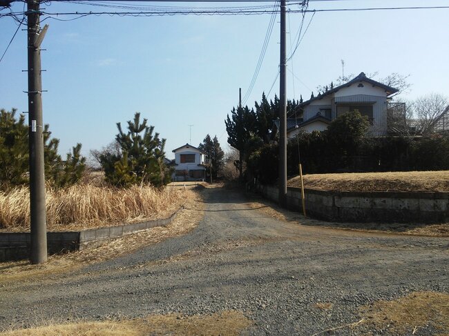 著者が家探しも過程で見かけた空き地だらけの分譲地。家屋ですべて埋まっている分譲地を見かけることはほとんどなかった(千葉県富里市)