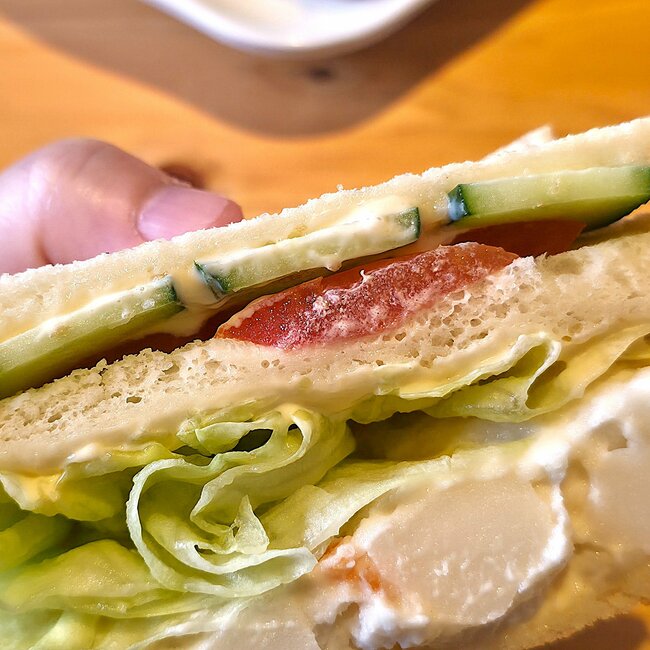 「思った以上の満腹感」「定期的に食べちゃう」コメダ珈琲の“具材ぎちぎちサンド”がボリューム満点でお腹パンパン！「世界一おいしいと思うの」