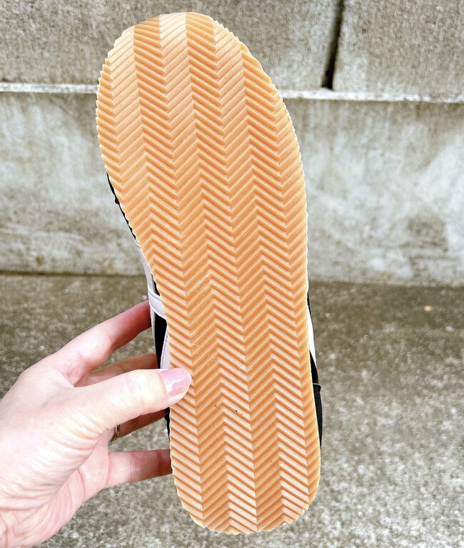 「2500円では申し訳ない！」「50代もオシャレに」ワークマンの“めちゃ軽シューズ”がレトロでかわいすぎる…！「ワークマンとは思えない」