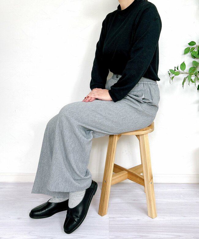 「勢いで3色買いしました」グローバルワークの“シワになりにくいパンツ”楽ちんなのにオシャレで手放せない…!「太ももがスッキリ」「1年中履ける」