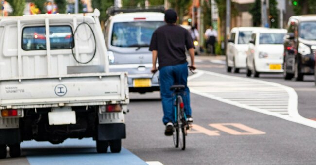 車道を走る自転車