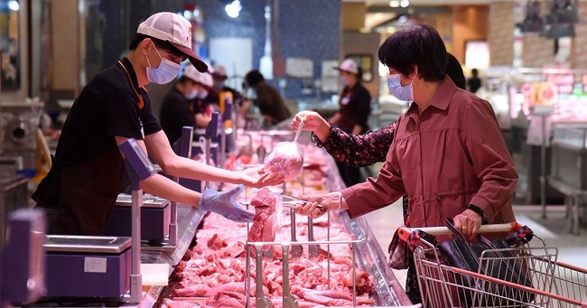 中国の豚肉価格、天井から急降下