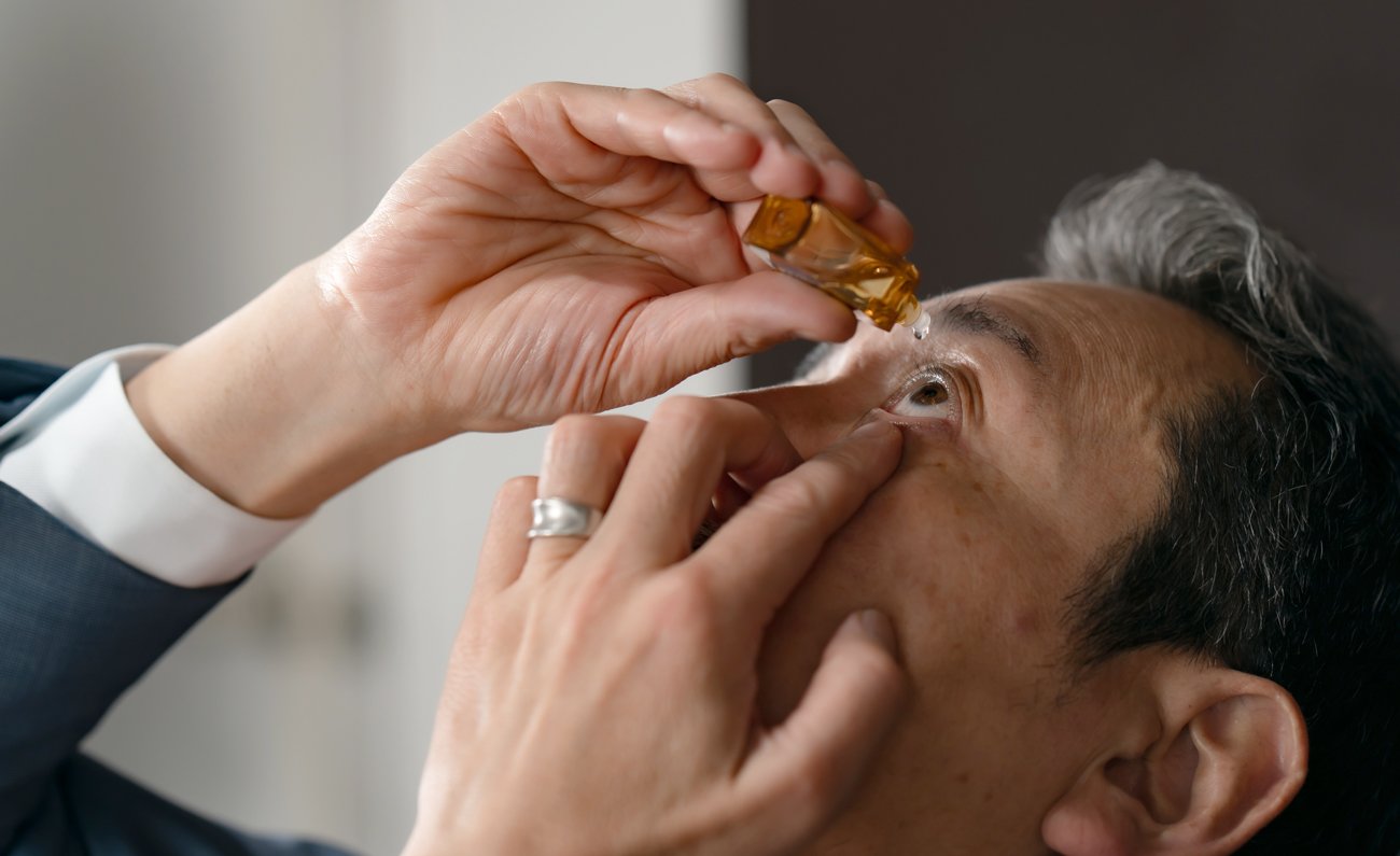 まぶたが垂れ下がる「眼瞼下垂」に使える点眼薬が登場、手術をする前の選択肢に