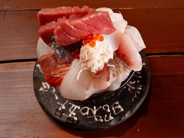 シハチの市場海鮮丼 1636円。魚介は日替わりで常時12～15種類がのる