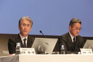 スマホ事業減損で初の無配 <br />消せないソニー首脳の責任論