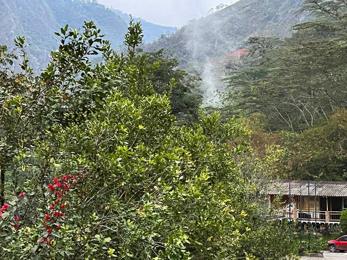 知られざる山奥の秘湯に一緒に入ろう！コロンビアで超豪快な「最も高熱な滝湯」につかる