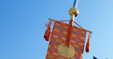 「家でも靴?」皇室の写真で誰も靴を脱がない意外なワケ