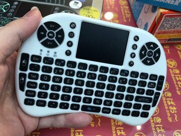 両手グリップのタッチパッド付きミニキーボードが1650円！