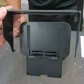 出先でのSwitchプレイに便利！ 遮光バイザー付きの専用プレイスタンド