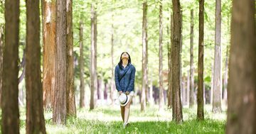森の中を散歩するだけで、血圧が下がる?薬学部教授が教える、薬を減らして健康に生きる方法