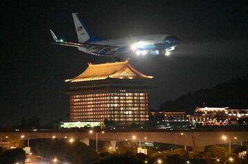 ペロシ米下院議長、台湾に到着