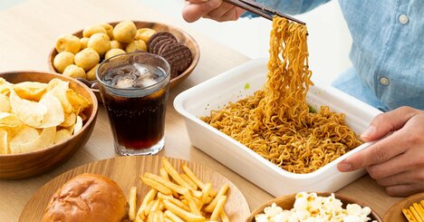 なぜジャンクフードを食べたくなるのか？暴飲暴食にかかわる「ホルモン」の名前