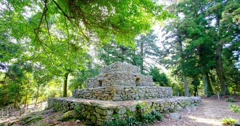 登山中にピラミッドが突如出現！岡山「石積みの遺構」は、奈良時代の “超有名人” を埋めた墓のルーツだった？