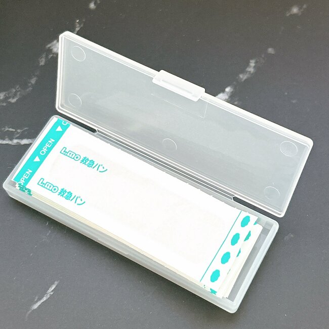 カードや診察券が30枚も入った…！セリアの「ミニチュアみたいなファイル」がミニ財布代わりになって天才！【購入レビュー】