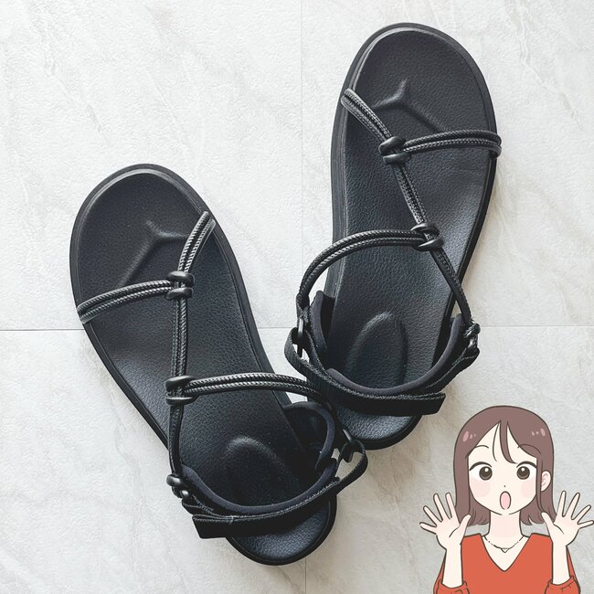 「長時間でも疲れにくい」「色違いも買おうかな」ユニクロの“足の形に合わせられるサンダル”甲高＆幅広でも履き心地バツグン！「サイズの調整が自由にできる」