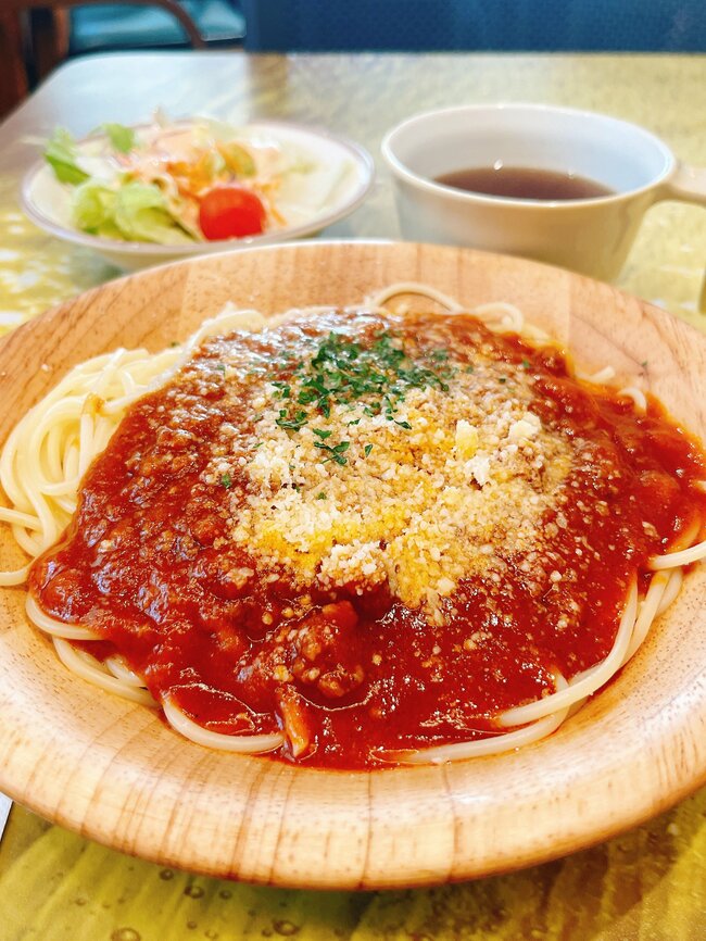 「安すぎてビビる」サイゼリヤの“平日限定ランチ”サラダもついて500円はありがたい！「コンビニより安い」「サラリーマンには嬉しい」