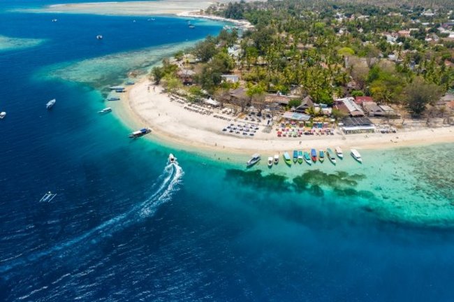 美しい珊瑚礁に囲まれたインドネシアの小さな島、ギリ・アイル