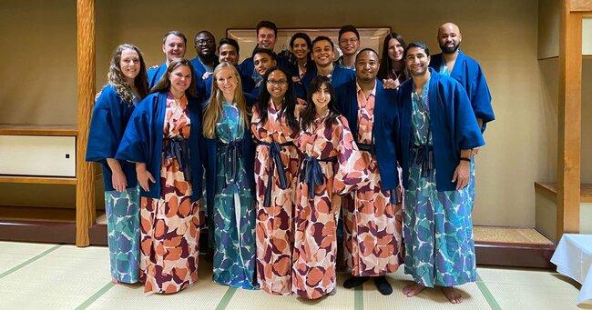 ハーバードビジネススクールの学生たちは広島、京都、熱海、東京を訪れた（最前列左から2人目がエイミー・エジントンさん）