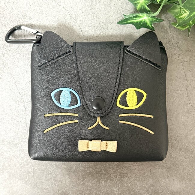 お薬が70錠も入った…!カルディで見つけた「くろねこの激かわケース」ミニ財布にもなるし、カバンに付けて持ち運べて天才!《購入レビュー》