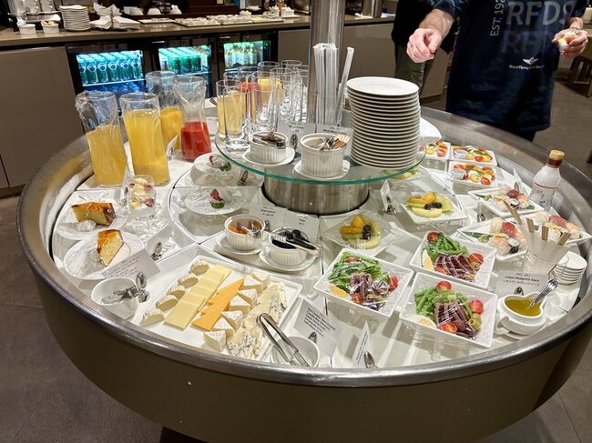 エミレーツ航空のラウンジで二度びっくり！快適な成田をはるかに凌ぐドバイのスペシャルな空間【写真付き体験リポート】