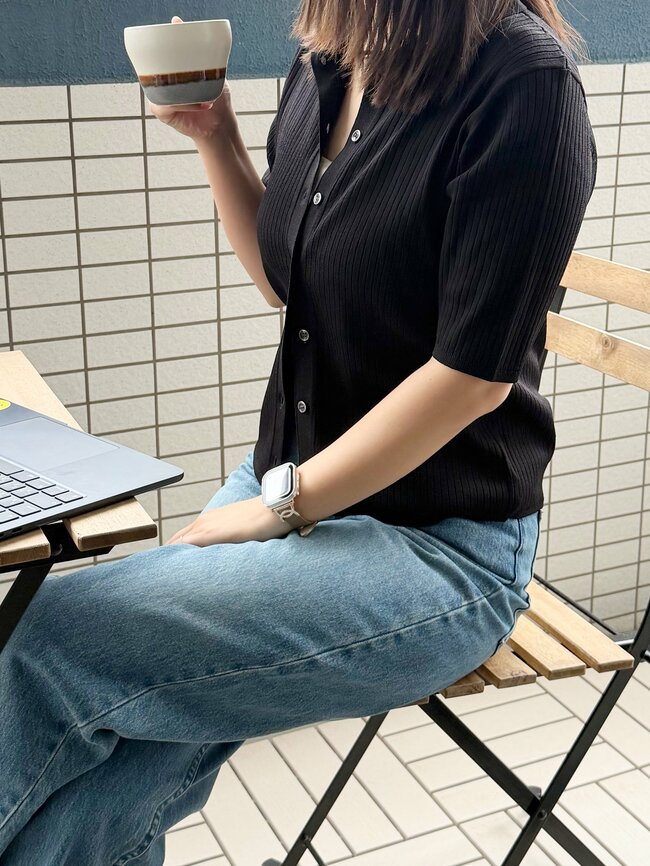 コスパ良すぎて全色欲しくなる！しまむらの「1639円トップス」着るだけで細見えするシルエットが素敵！