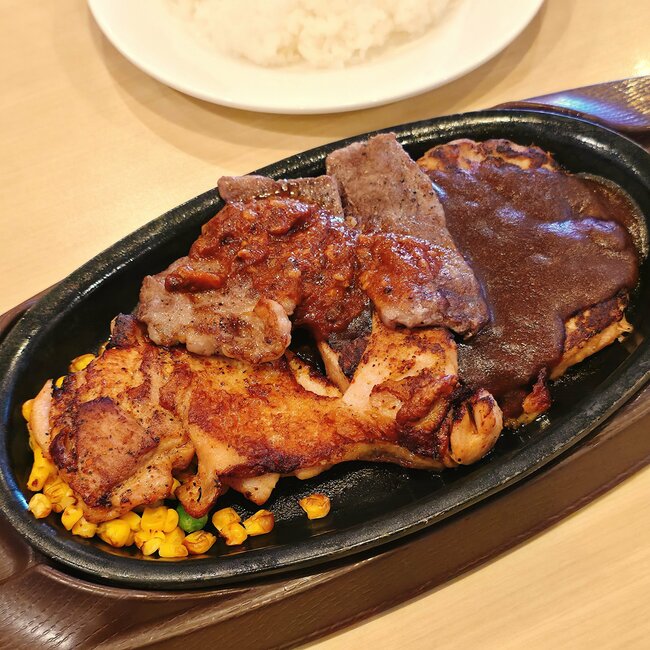 ガッツリ感がハンパないって…！ガストの「肉まみれプレート」1度にステーキ×チキン×ハンバーグが味わえて幸せすぎる！