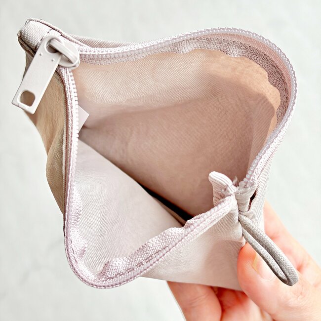 ミニ財布がわりに使えて便利！無印良品の“薄くて軽いポーチ”カードが50枚入って優秀すぎる！「長財布卒業できそう」「かさばらないのに意外と入る！」