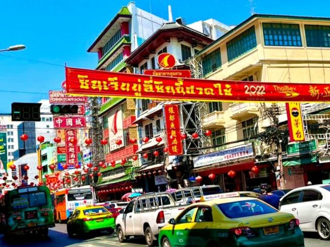 バンコク最大の中華街ヤワラートのメイン通り