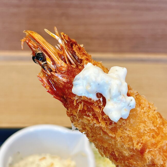 エビフライの大きさにビックリ…!松のやの「揚げ物てんこ盛りメニュー」旨みがスゴくて米が止まらない!