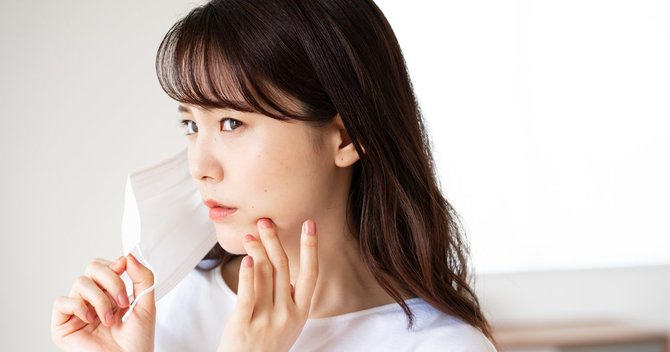 マスク生活が長引くと顔がたるむ?