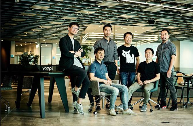 ヤプリの経営メンバーら。前列右側で着席しているのが代表取締役CEOの庵原保文氏、前列左側で着席しているのがEight Roads Ventures Japanプリンシパルの村田純一氏(提供:ヤプリ)