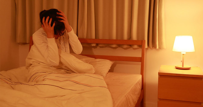 更年期不眠に悩む女性