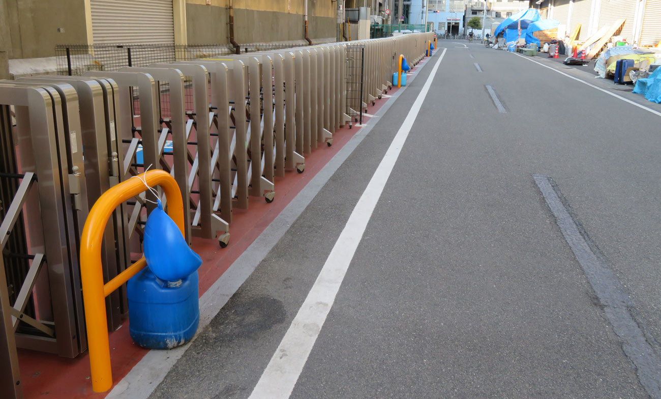 ホームレス支援のNPOによって路上に設置された簡易小便器