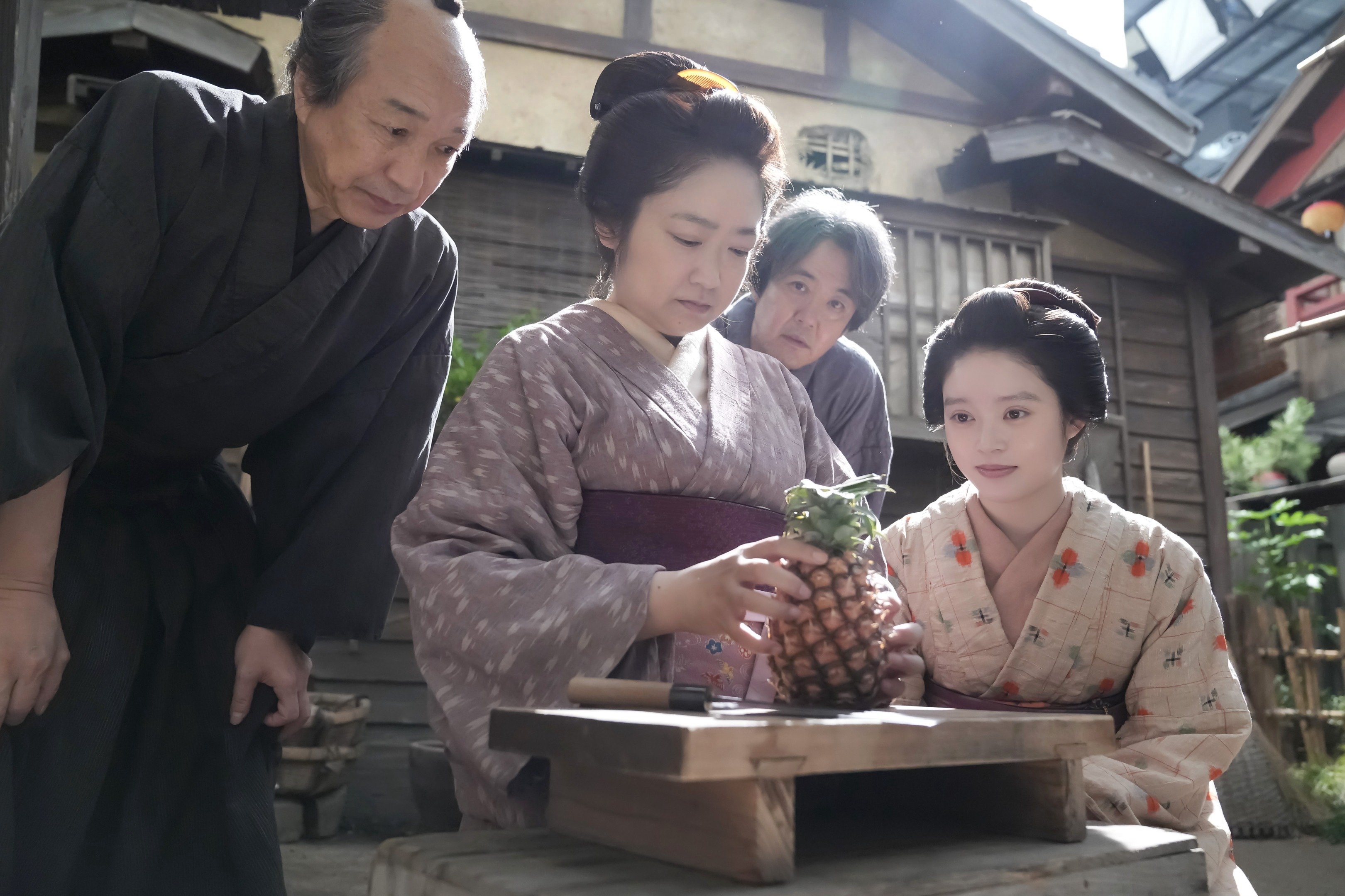 激変タエさま(北川景子)お茶も出せば、パイナップルも切る!トキ(高石あかり)と喜ぶ顔が少女のように愛らしい〈ばけばけ第39回〉