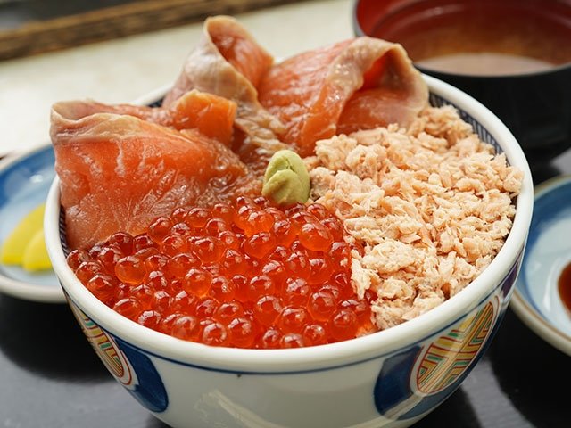 鮭とイクラを思う存分味わえる、秋鮭三種丼2200円