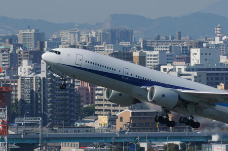 都内屈指の高級住宅街のすぐ上を、飛行機が通過することになりそうです。