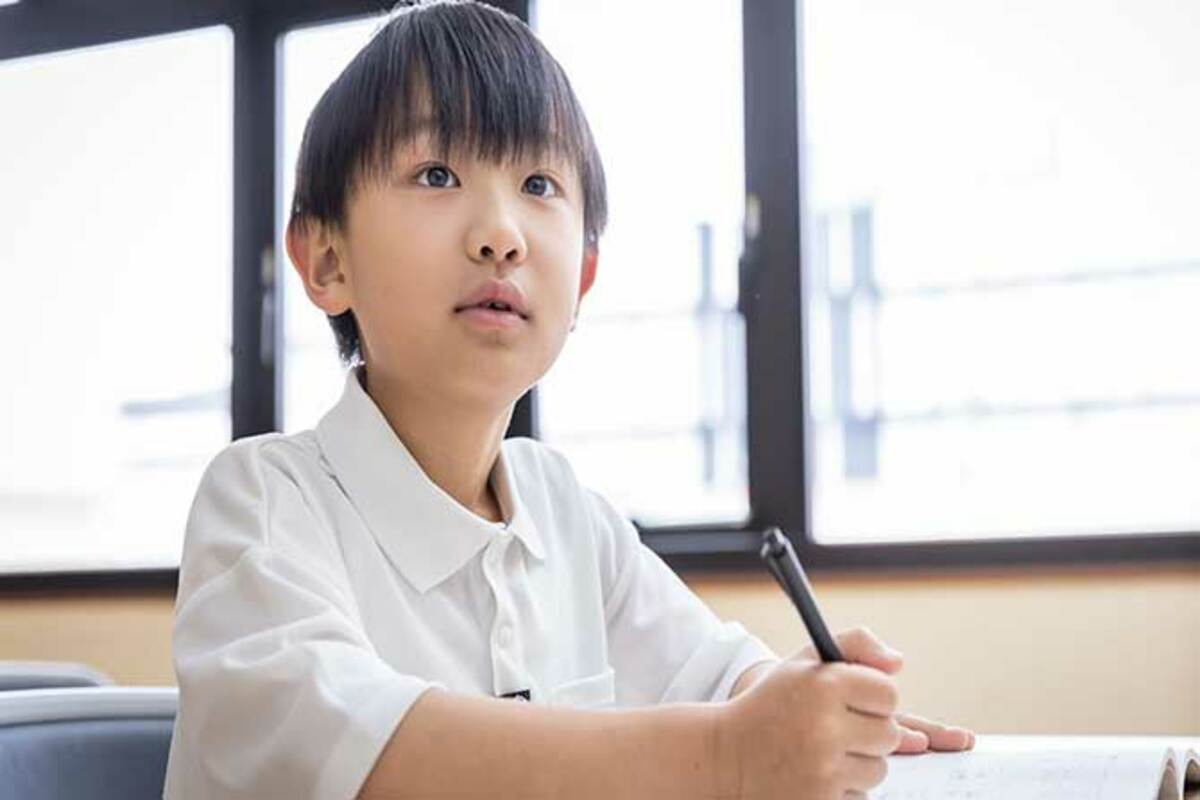 勉強をする小学生の男の子