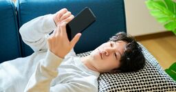 【97％が依存傾向】酒もタバコも依存しない人が、スマホだけは止められない理由