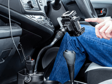 ドリンクホルダーに装着し、USB充電も可能な車載スマホホルダー
