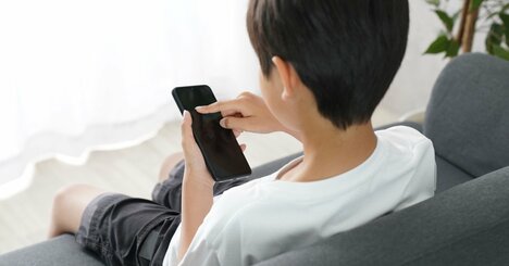 なぜスマホで子どもは話さなくなる？ →親も知らない“静かな脳の異変”
