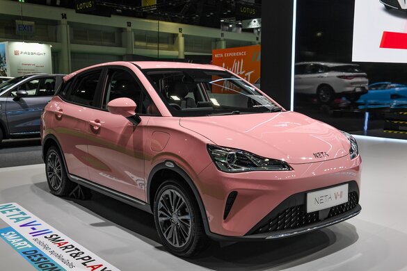 「日本車王国」崩壊のタイで中国EVが急拡大！「急速充電可で230万円」激安モデルに「超高性能」スポーツカーも