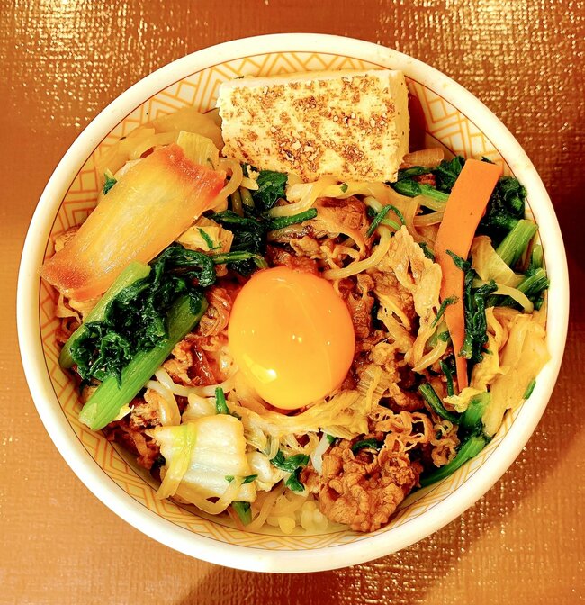 もう普通の牛丼に戻れないかも…すき家の“よくばり限定メニュー”生卵もセットになってて贅沢すぎる！「完璧な味」「すき家で1番好きかも」「具沢山で美味しかった」《実食レビュー》