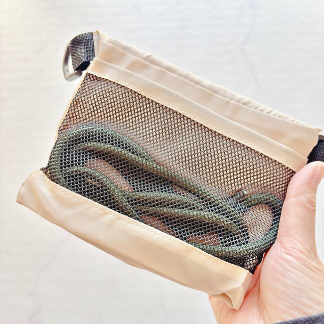 ポシェットいらないじゃん…！ダイソーの「サコッシュみたいに持ち歩けるエコバッグ」身軽に買い物できて嬉しすぎる！