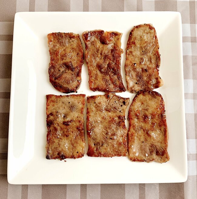 おかずの量がおかしいって…！ほっともっとの“よくばり弁当”ステーキ6枚、エビフライ、から揚げ、メンチはやりすぎだよ！「肉祭りみたい」「インパクトでけぇ…」