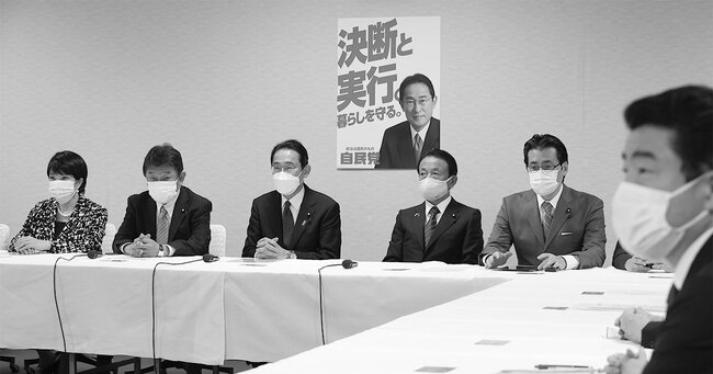 岸田文雄,麻生太郎,6月13日、東京・永田町の自民党本部で、党役員会に臨む首相の岸田文雄（左から3人目）ら　