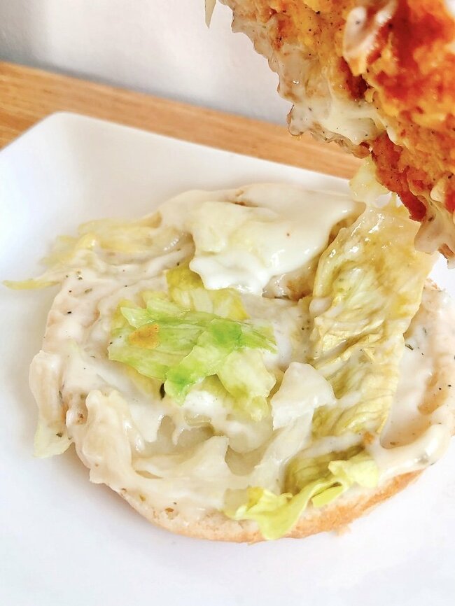 「笑っちゃうくらいチーズたっぷり」「どう見てもキャパオーバーだろ」ケンタッキーの“チーズにおぼれるバーガー”背徳感がスゴすぎる！「チーズの量どうなってんだこれ」